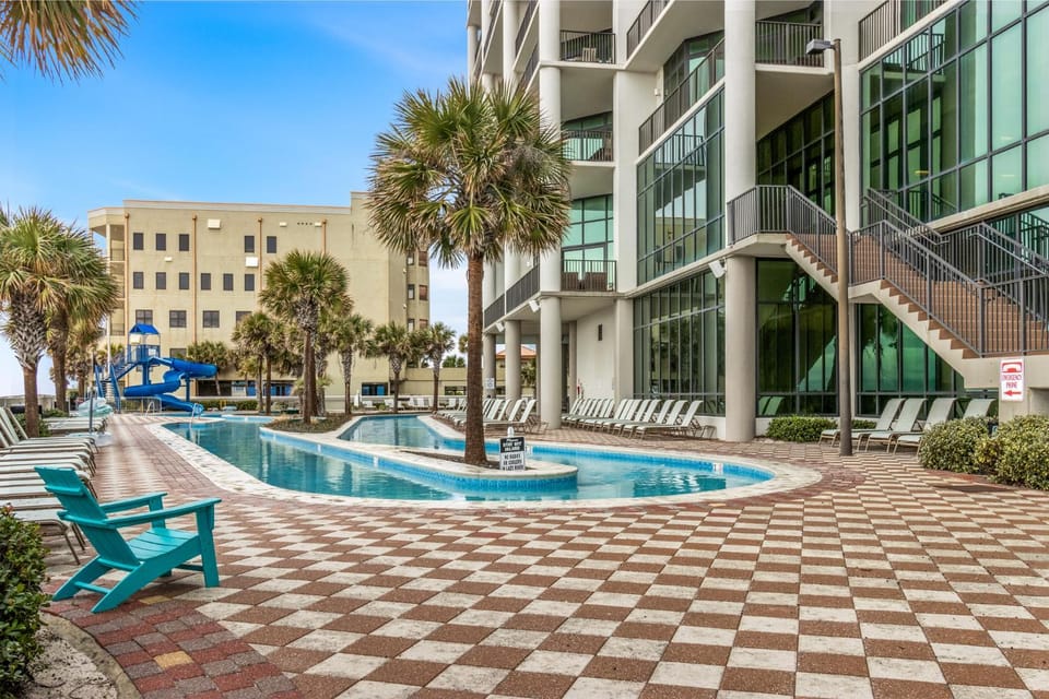 Property building, Day, Swimming pool, sunbed