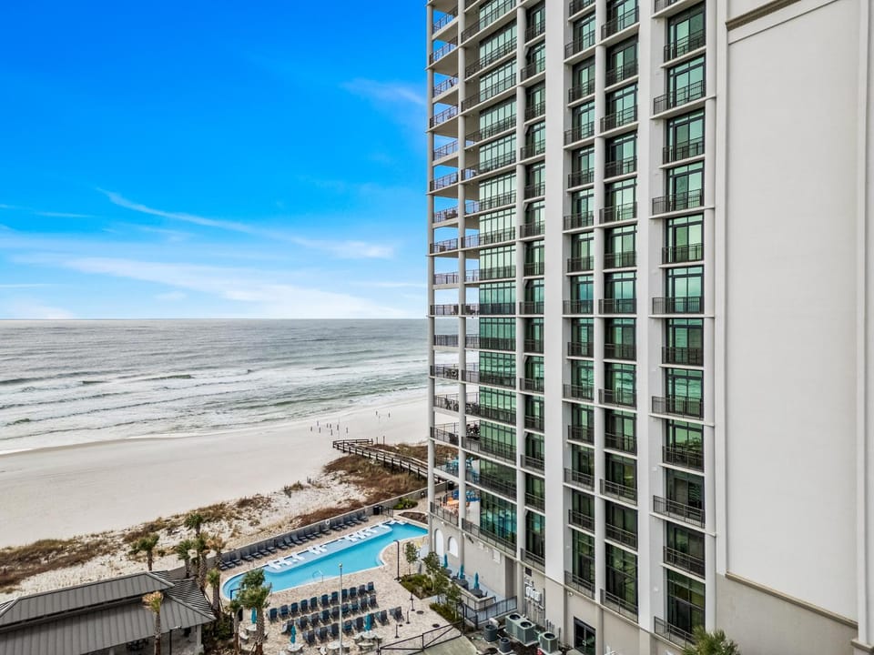 Property building, Natural landscape, Bird's eye view, Beach, Swimming pool, sunbed