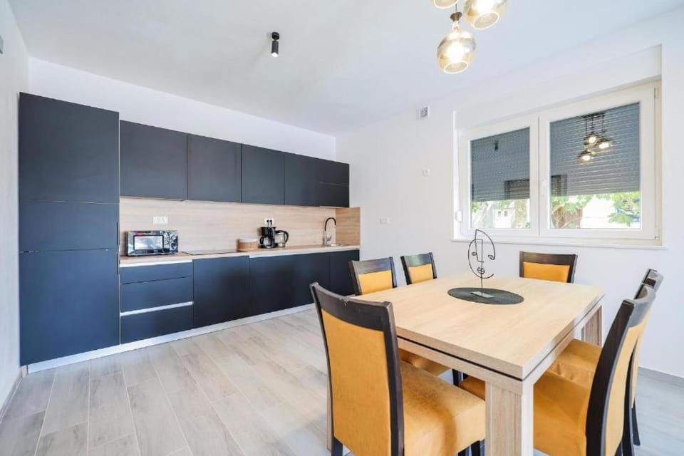 Kitchen or kitchenette, Dining area, stove