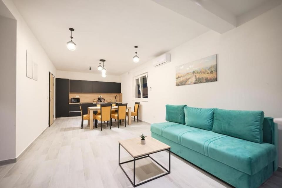 Kitchen or kitchenette, Living room, Seating area, Dining area