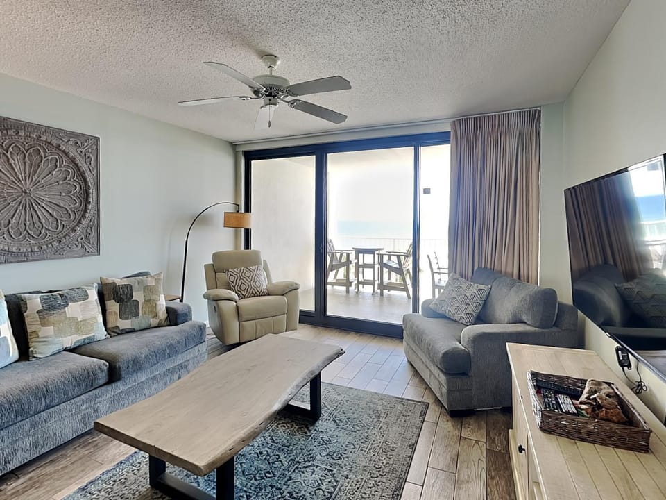 TV and multimedia, Balcony/Terrace, Living room, Seating area, furniture