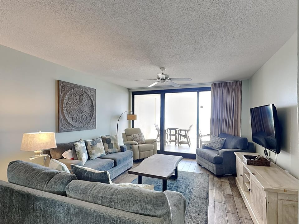 TV and multimedia, Balcony/Terrace, Living room, Seating area, furniture