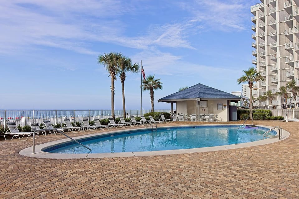 Property building, Day, Swimming pool, sunbed