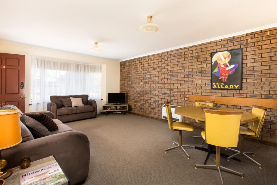 Living room, Photo of the whole room, Seating area, Dining area