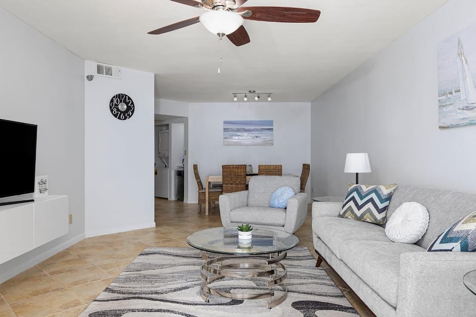 TV and multimedia, Living room, Seating area, Dining area, furniture, air conditioner