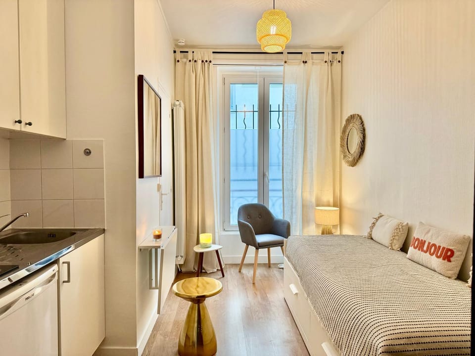 Bed, Kitchen or kitchenette, Bedroom