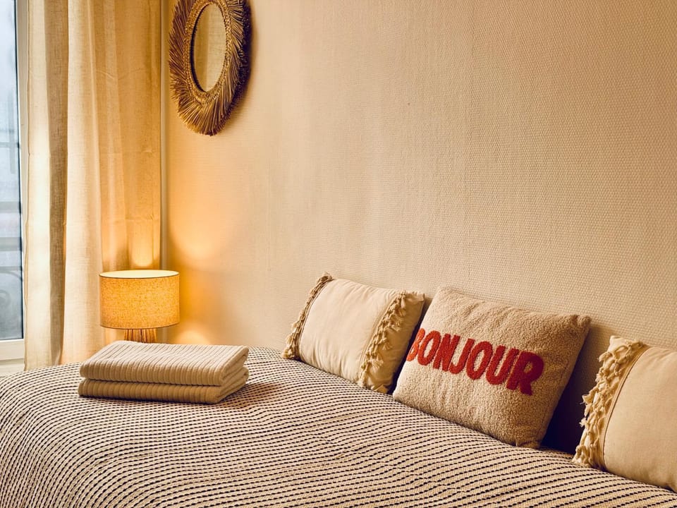 Bed, Bedroom, towels