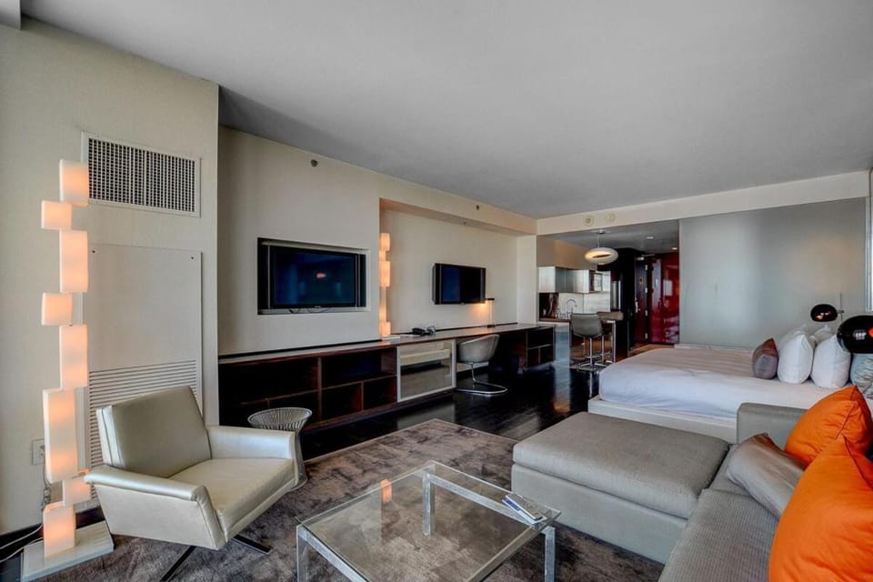Luxury Strip View Studio- Palms Place Apartment in Paradise