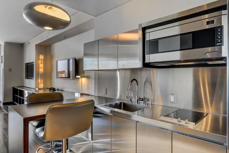 Luxury Strip View Studio- Palms Place Apartment in Paradise