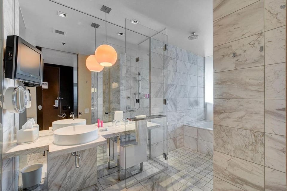 Luxury Strip View Studio- Palms Place Apartment in Paradise