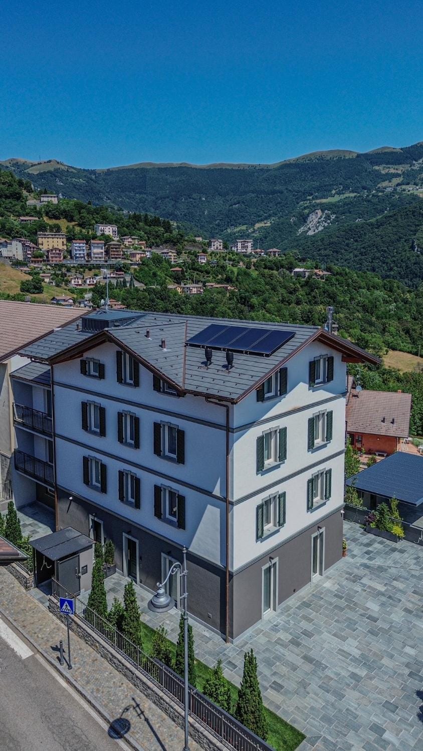 Property building, Neighbourhood, Natural landscape, Bird's eye view, Mountain view, Street view, Location, Parking