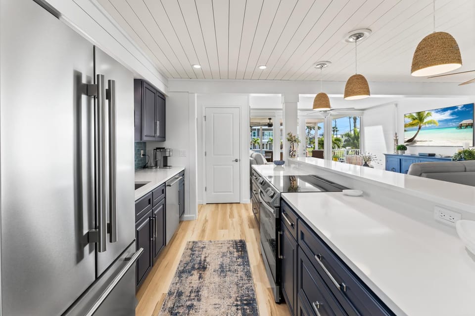 Boating Enthusiasts, Walk to the Beach, Heated Pool - The Corner cottage - Roelens House in Estero Island