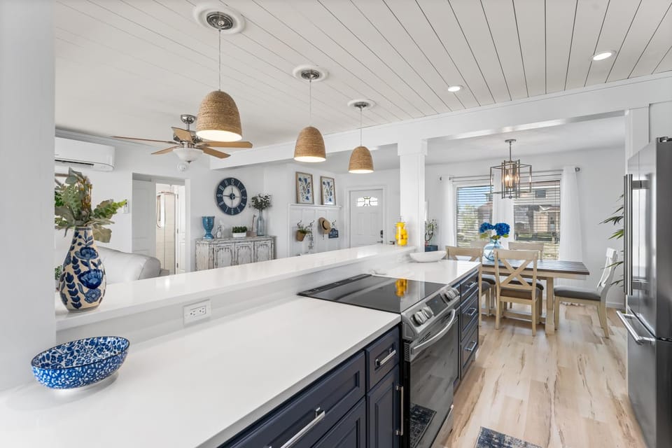 Boating Enthusiasts, Walk to the Beach, Heated Pool - The Corner cottage - Roelens House in Estero Island