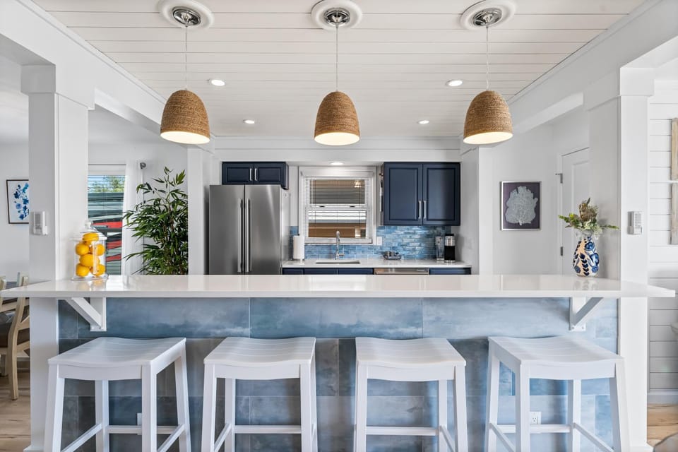 Boating Enthusiasts, Walk to the Beach, Heated Pool - The Corner cottage - Roelens House in Estero Island