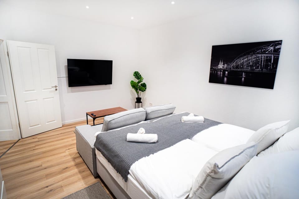 Bed, TV and multimedia, Photo of the whole room, Seating area, Evening entertainment, Bedroom, towels