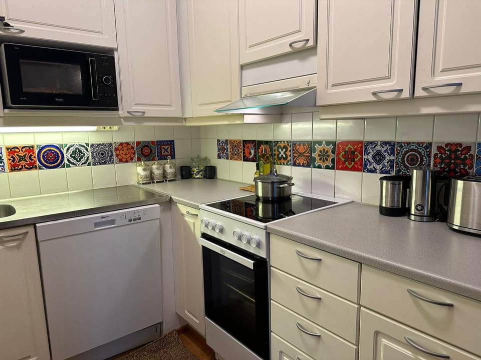 Coffee/tea facilities, Kitchen or kitchenette, dishwasher, oven, stove, toaster