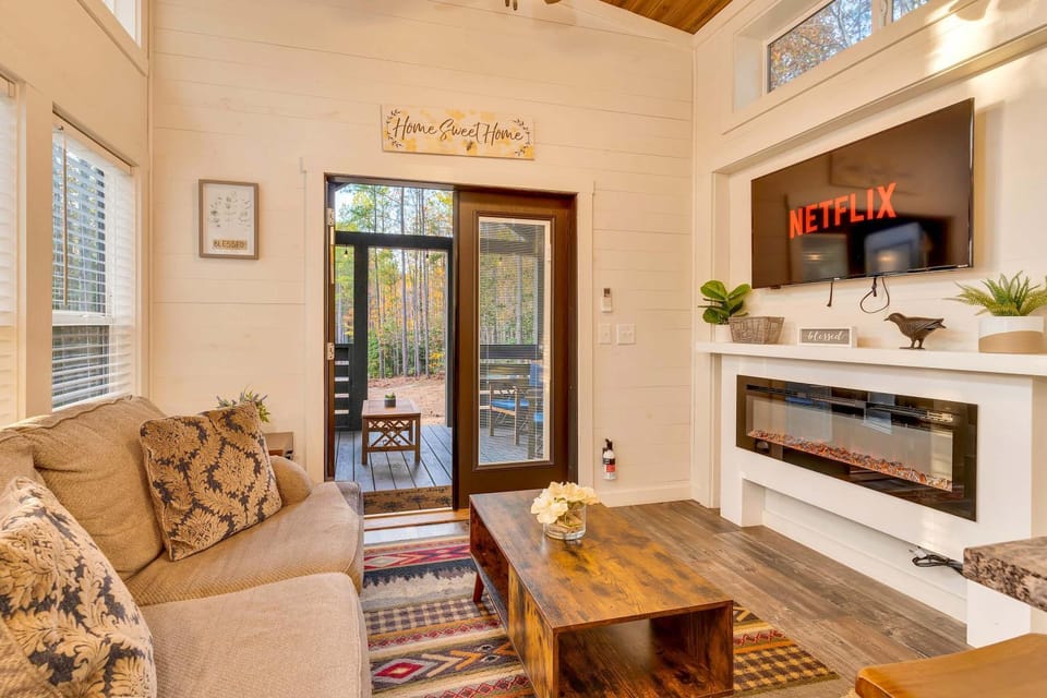 TV and multimedia, Kitchen or kitchenette, Living room, Seating area, Dining area, flat iron, pet friendly