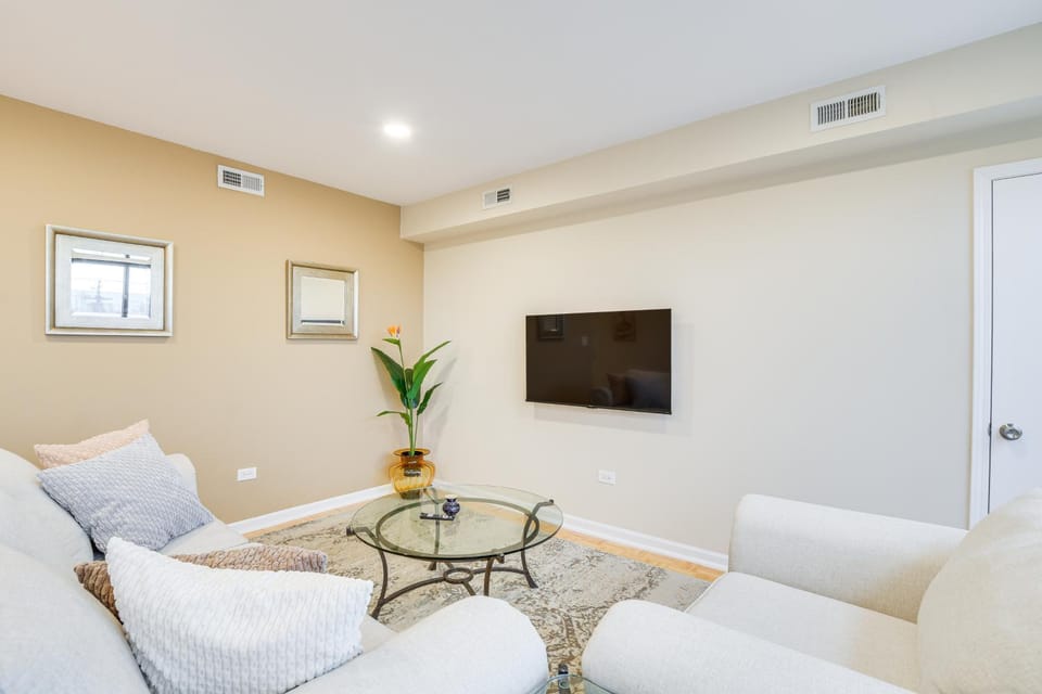 Steps to Shops & Eats: Apt in Portage Park! Apartment in Chicago