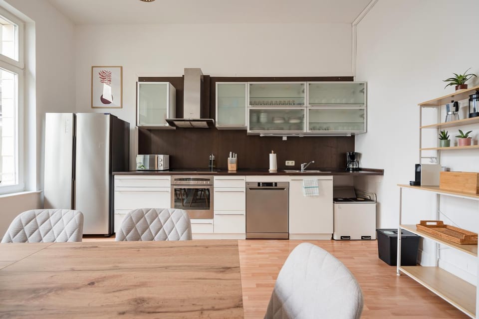 Coffee/tea facilities, Kitchen or kitchenette, Dining area, dishwasher, oven, stove