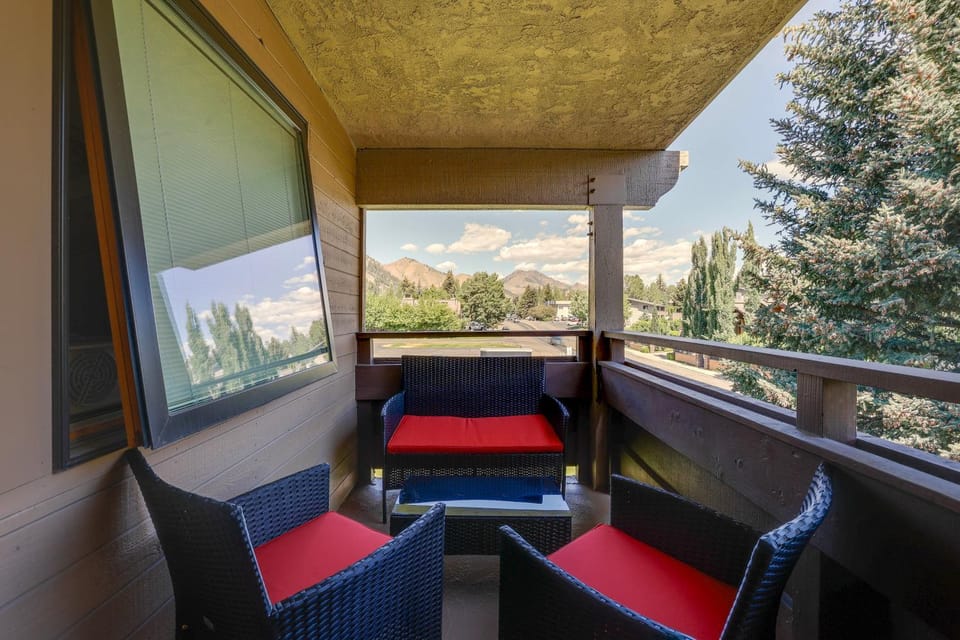 Mtn-View Balcony! Walkable Ketchum Condo House in Ketchum