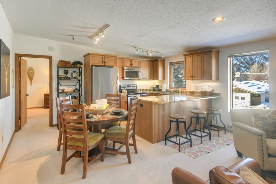 Mtn-View Balcony! Walkable Ketchum Condo House in Ketchum
