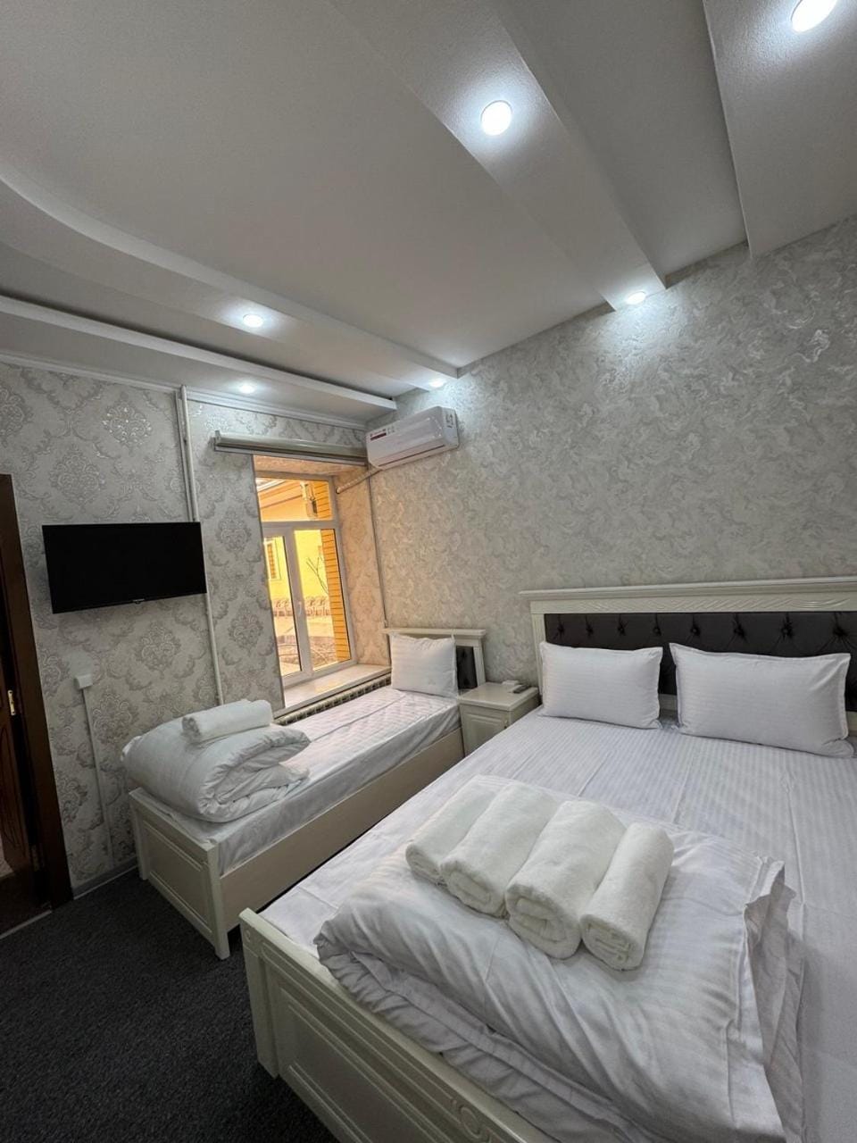 Bed, TV and multimedia, Photo of the whole room, Bedroom, towels
