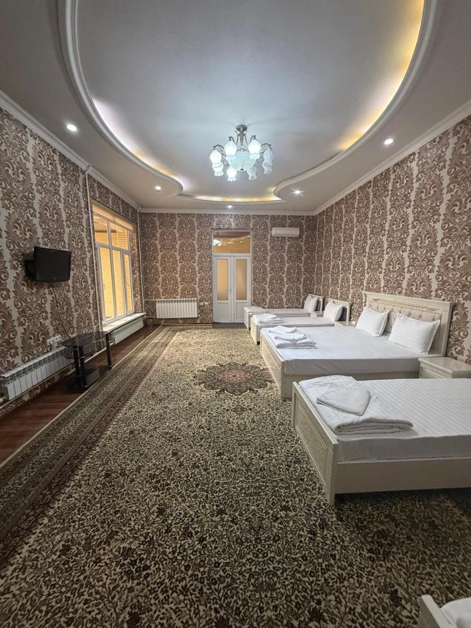 Bed, TV and multimedia, Living room, Photo of the whole room, Seating area, Bedroom