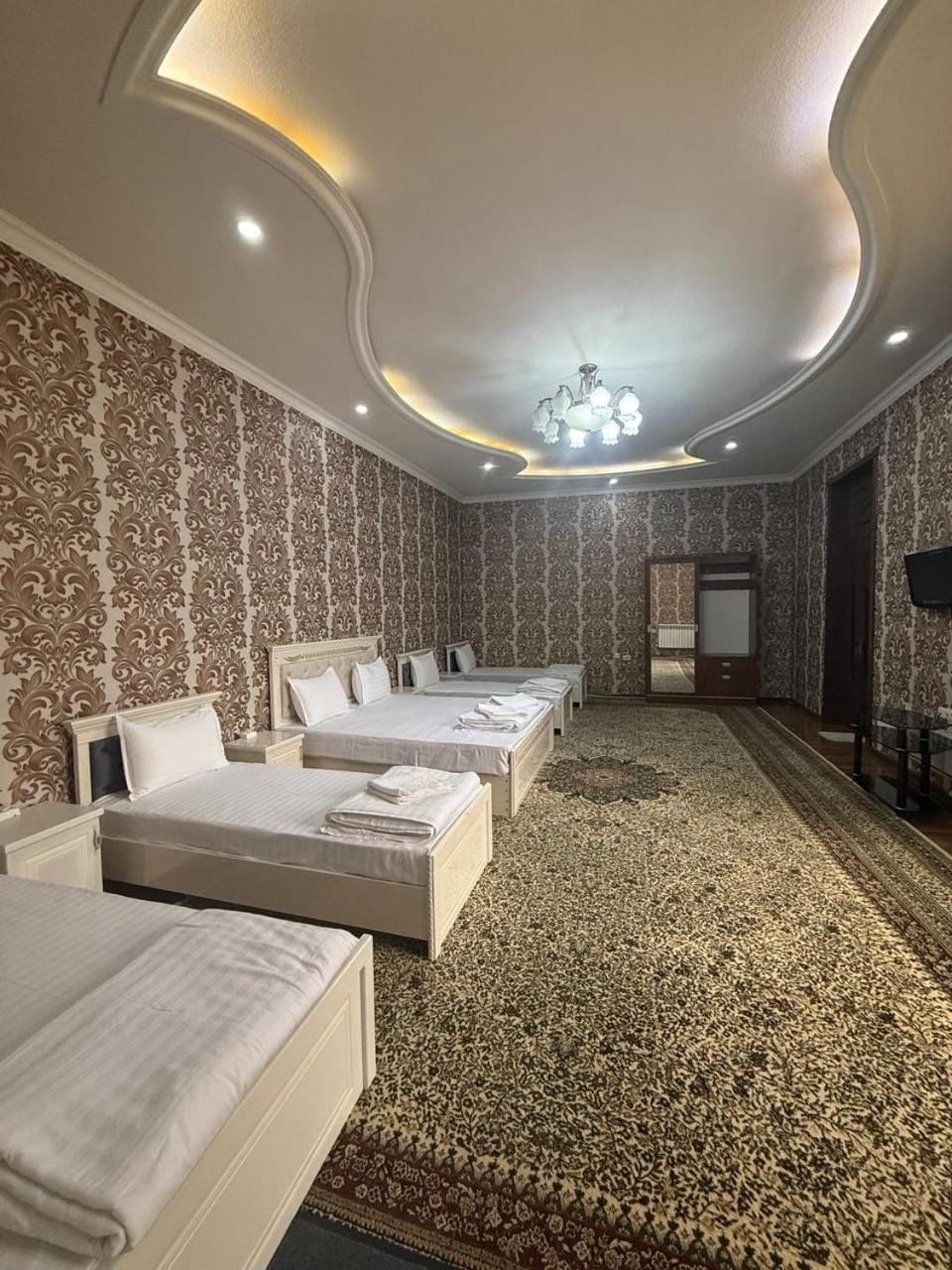 Bed, TV and multimedia, Living room, Photo of the whole room, Seating area, Bedroom