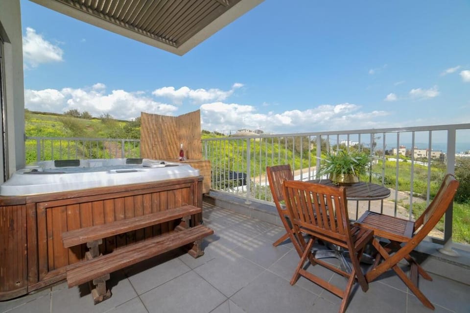 Hot Tub, Balcony/Terrace, Mountain view