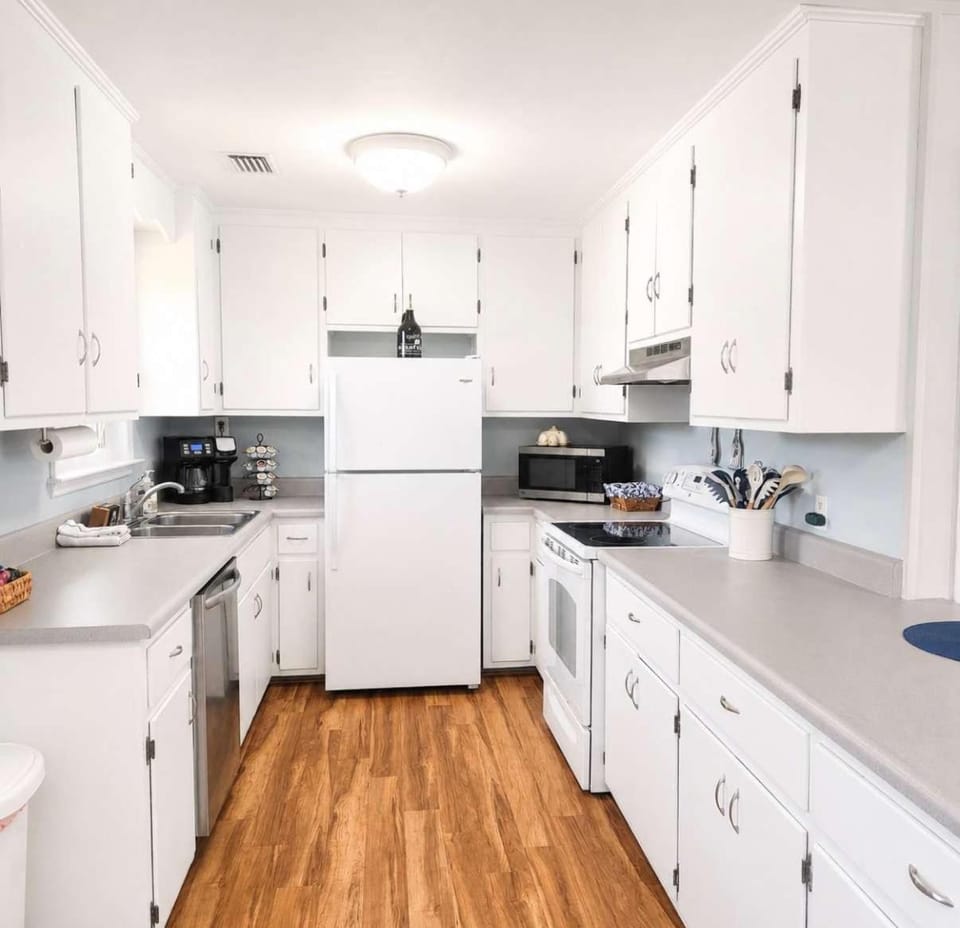 The Honey Hole St George Island Pet Friendly-Heated Private pool West Gulf beaches House in Saint George Island