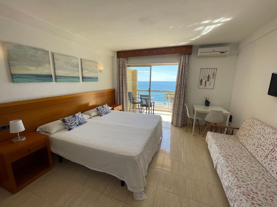 Bed, TV and multimedia, Photo of the whole room, Seating area, Sea view, air conditioner