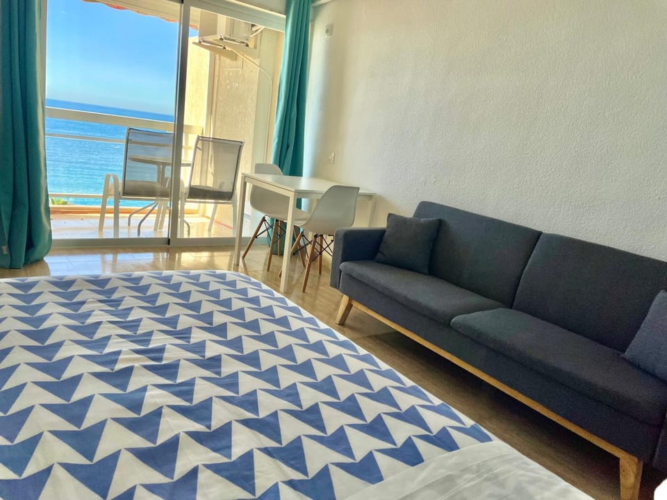 Bed, Balcony/Terrace, Photo of the whole room, Seating area, Sea view