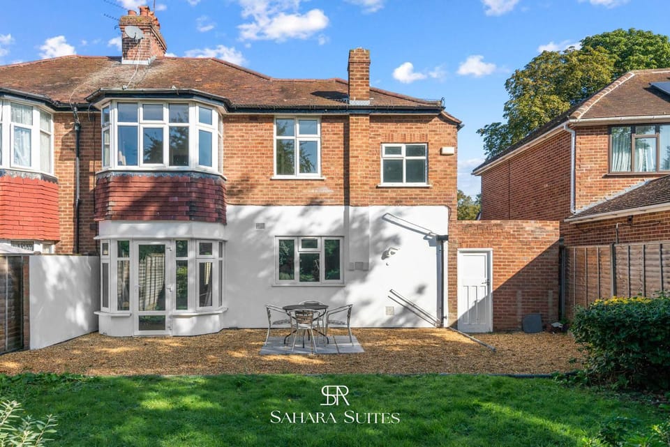 Luxury 6-BR Ensuite - Sleeps 12 - Reading Centre - Parking House in Reading