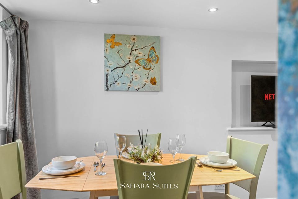 Luxury 6-BR Ensuite - Sleeps 12 - Reading Centre - Parking House in Reading