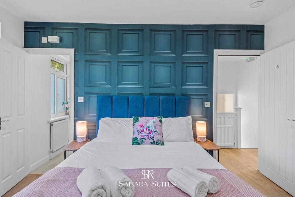 Luxury 6-BR Ensuite - Sleeps 12 - Reading Centre - Parking House in Reading