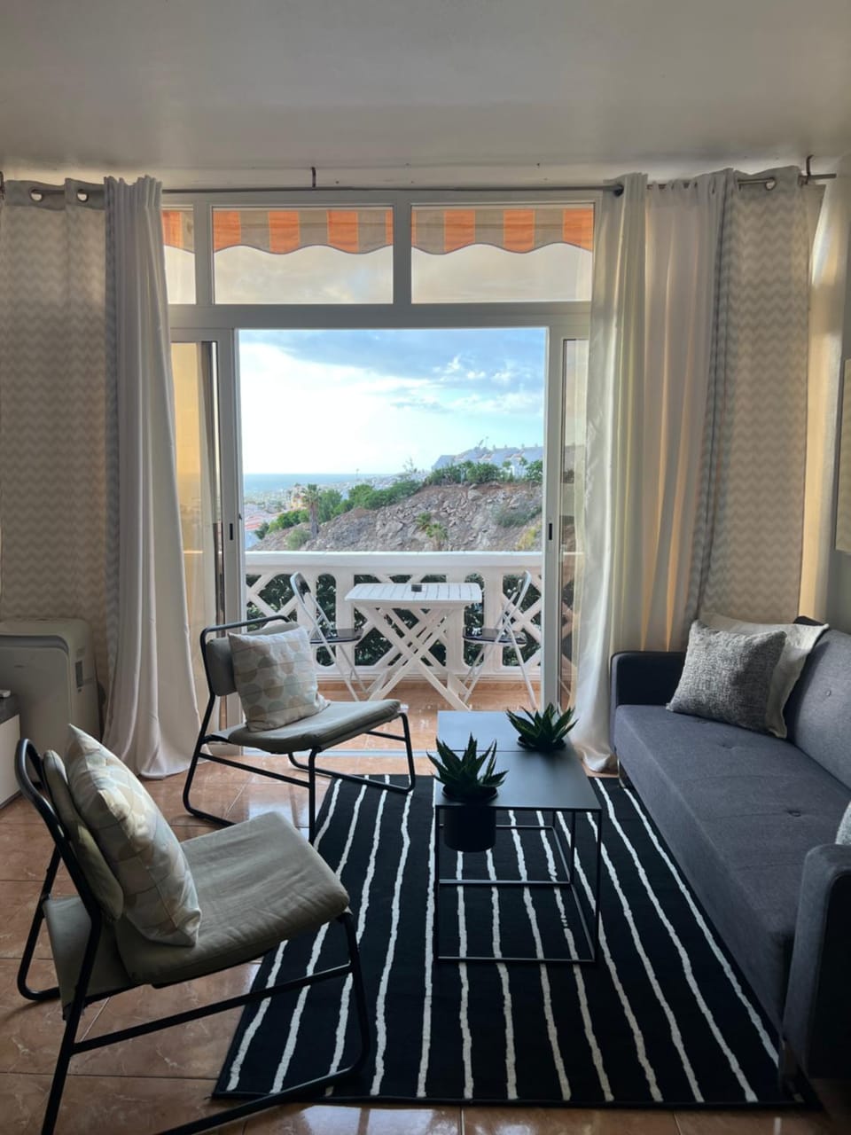 Natural landscape, View (from property/room), Balcony/Terrace, Living room, Seating area, Mountain view