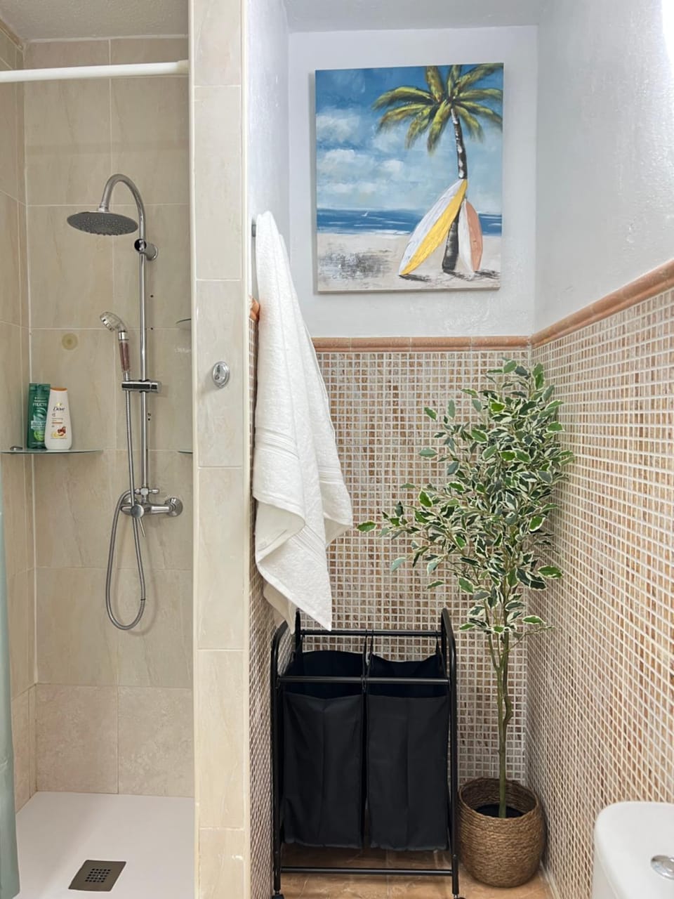 Shower, Toilet, Bathroom, Decorative detail, Decorative detail, towels