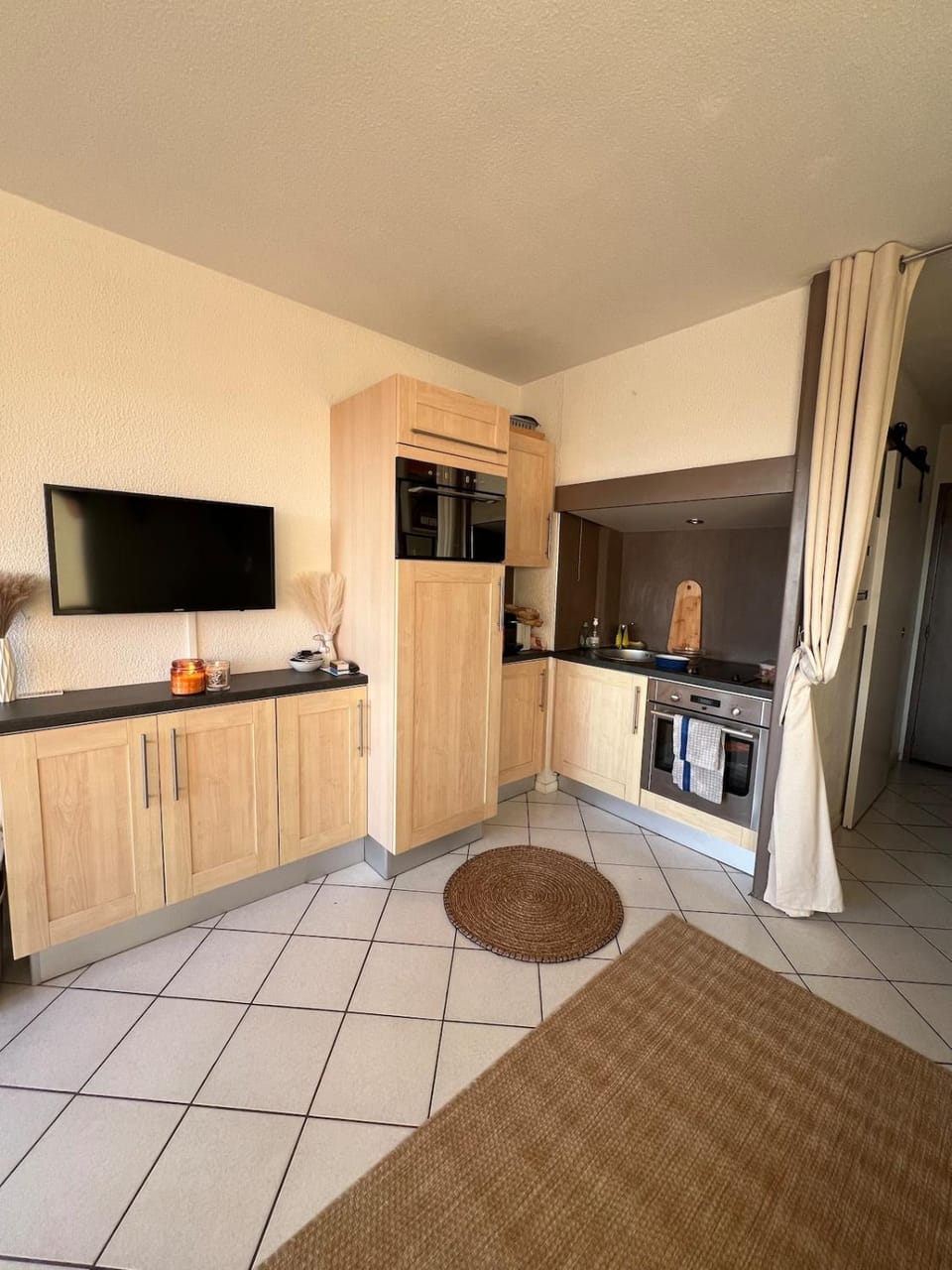 TV and multimedia, Kitchen or kitchenette, oven, stove