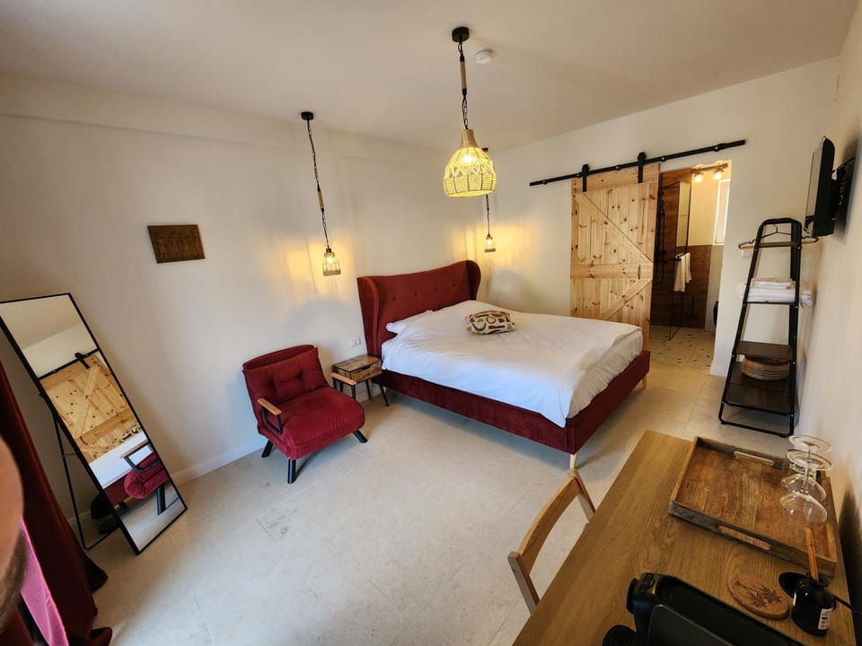 Bed, TV and multimedia, Living room, Photo of the whole room, Seating area, Bedroom