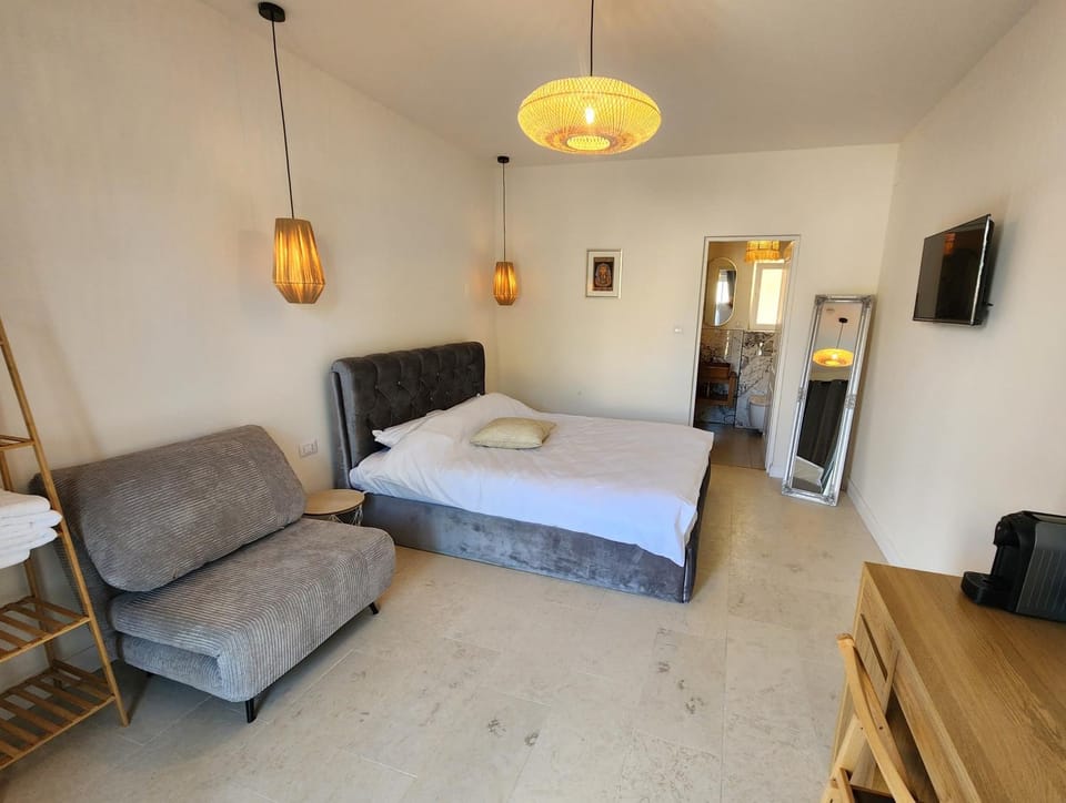 Bed, TV and multimedia, Photo of the whole room, Seating area, minibar