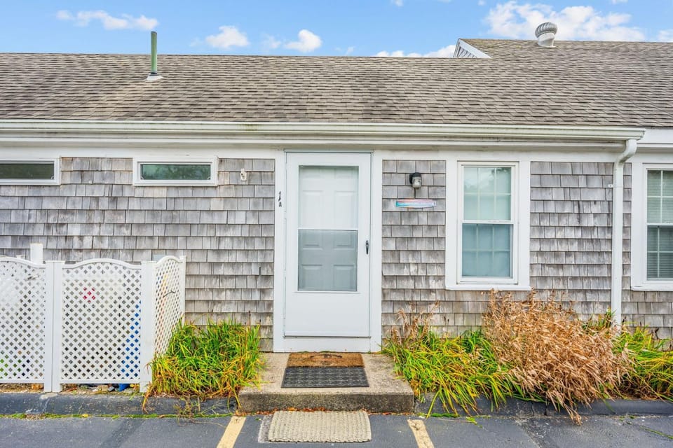 Seascape - Drift Into Coastal Calm House in South Yarmouth