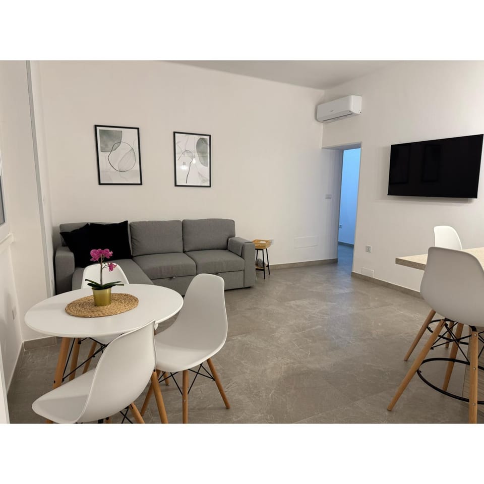 Communal lounge/ TV room, TV and multimedia, Living room, Seating area, Dining area, air conditioner