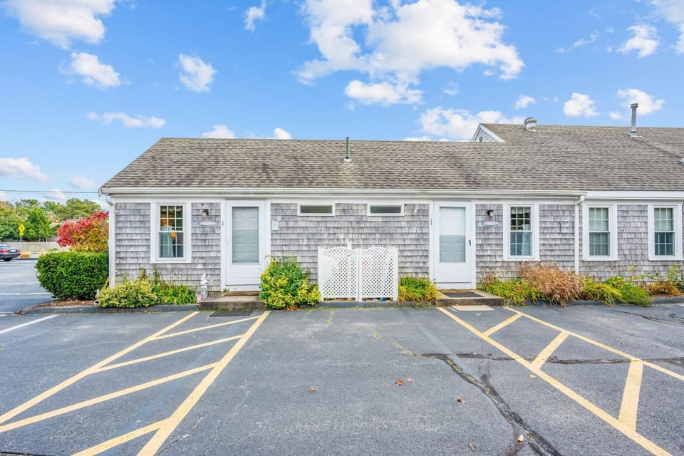 Relax Unwind at The Coastal Haven Seascape House in South Yarmouth