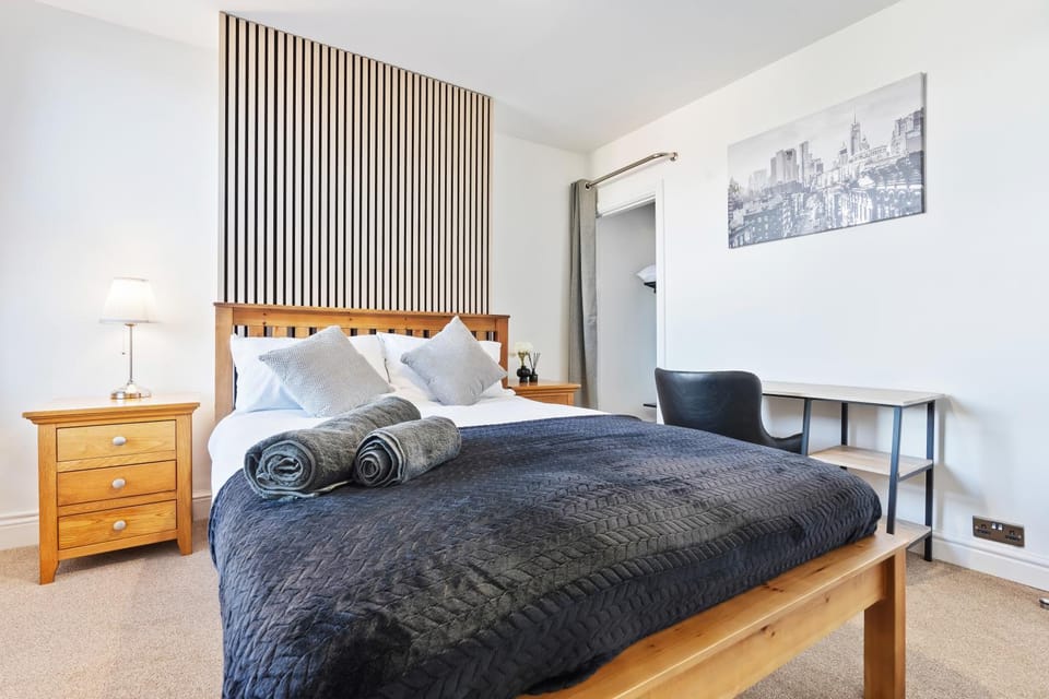 Bed, Photo of the whole room, Bedroom, towels