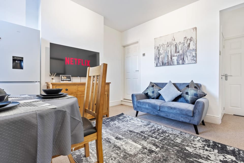TV and multimedia, Living room, Seating area, Dining area