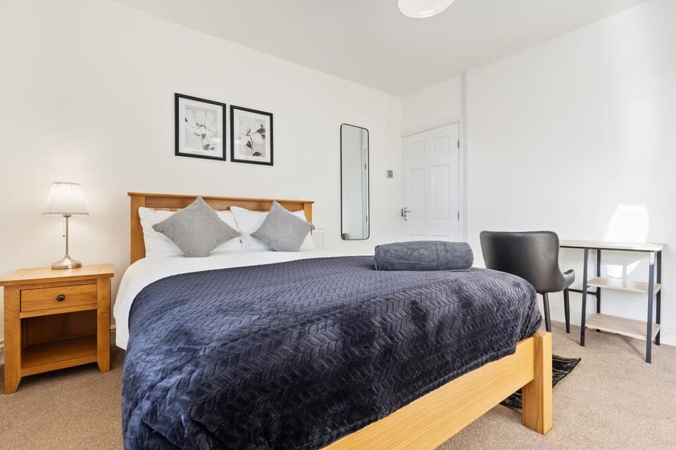 Bed, Photo of the whole room, Bedroom
