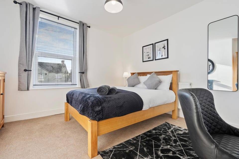 Bed, Photo of the whole room, Bedroom, towels