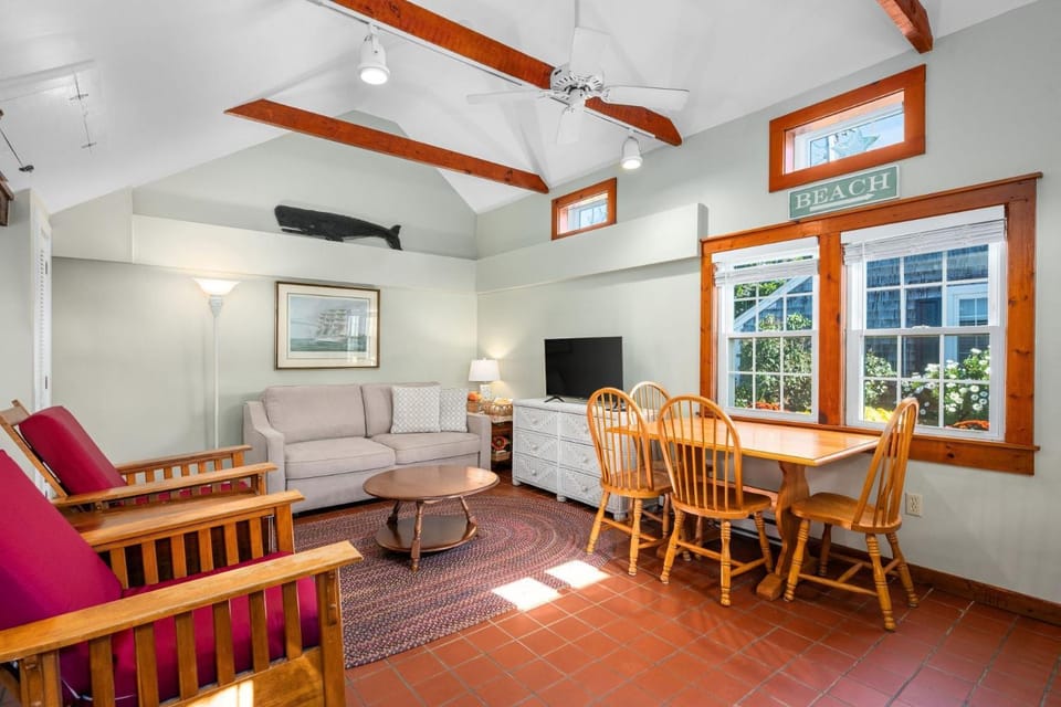 Stay at The Salt Box - Steps from the Sea House in South Yarmouth
