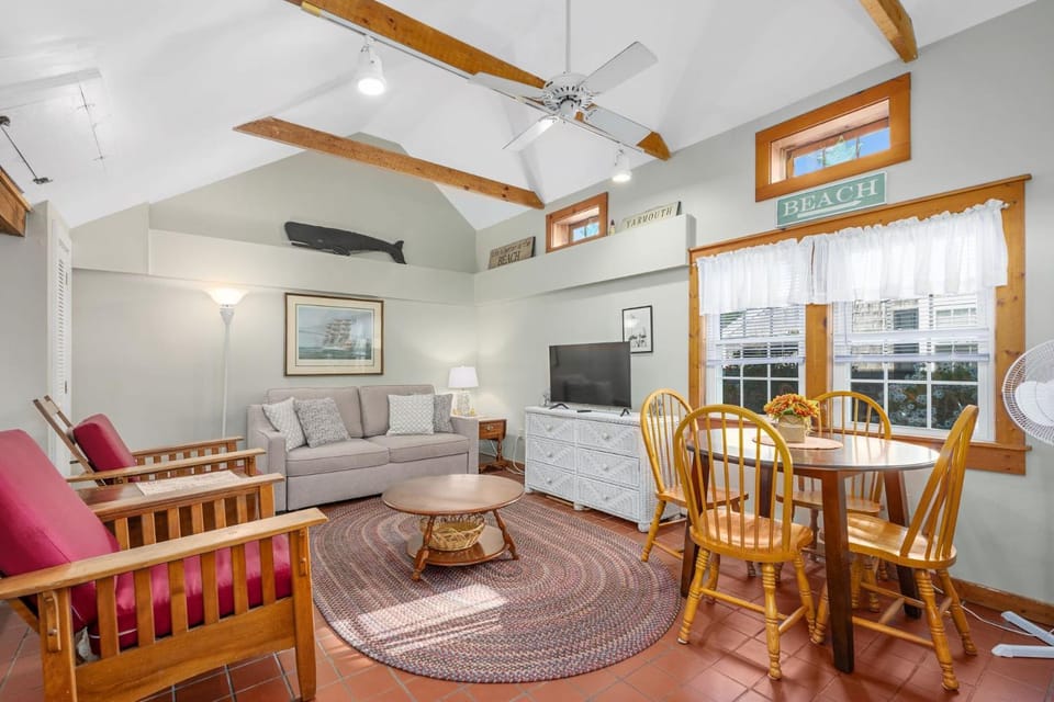 Stay at The Salt Box - Steps from the Sea House in South Yarmouth