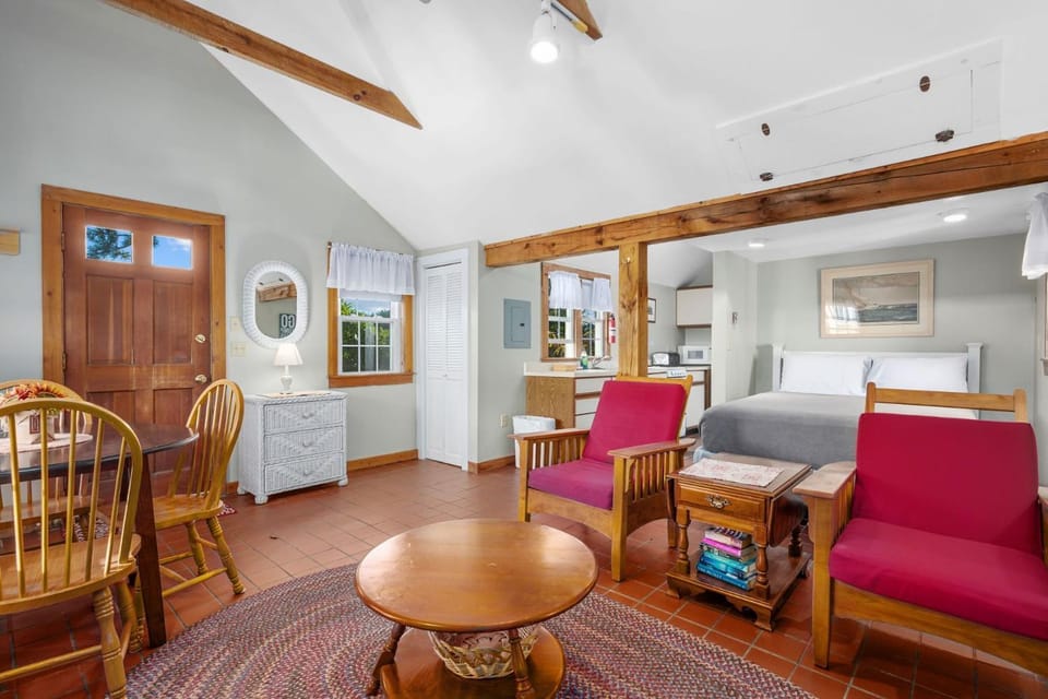 Stay at The Salt Box - Steps from the Sea House in South Yarmouth